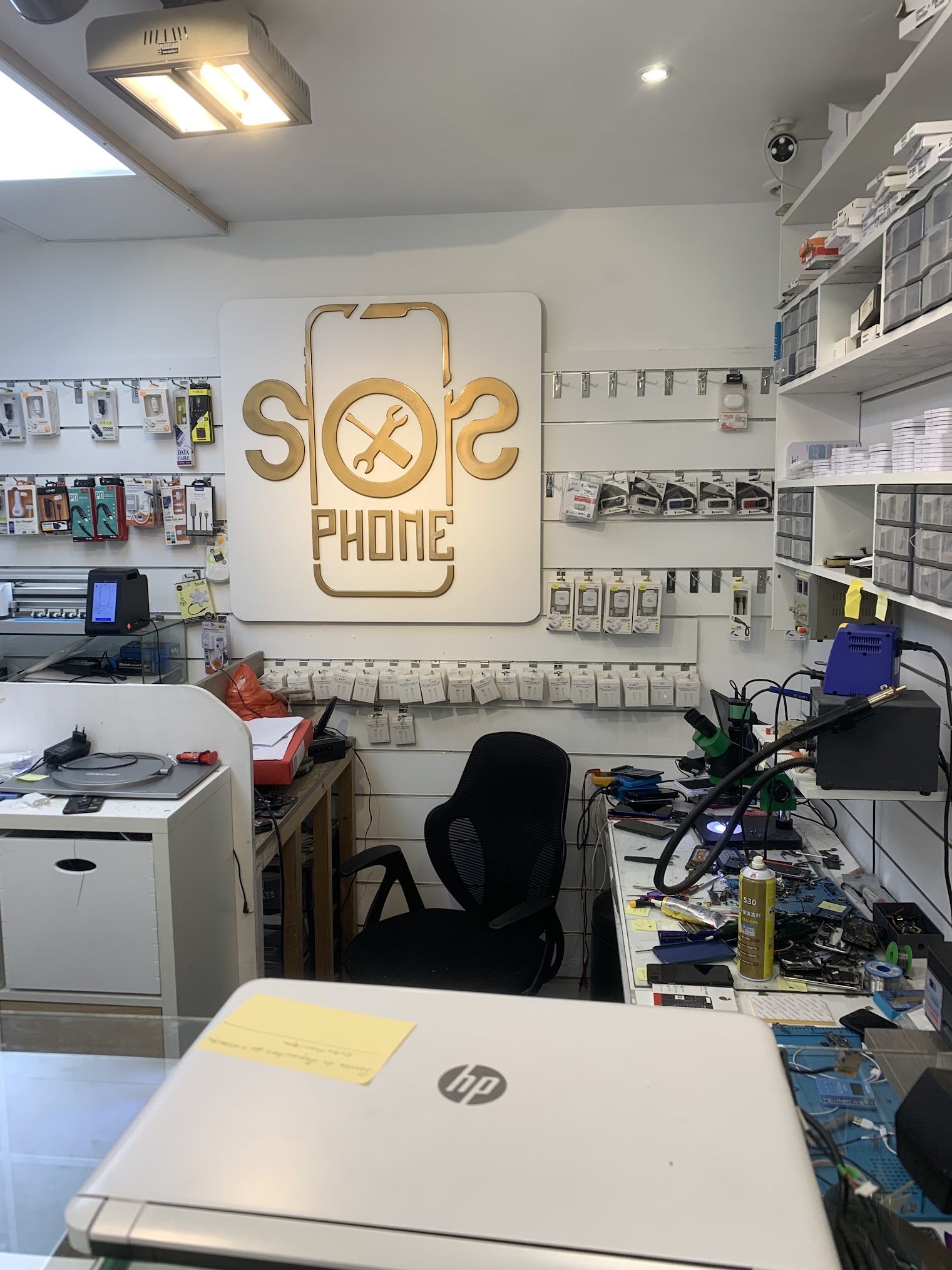 Intérieur de la boutique SOS PHONE, rue d’Avron à Paris 20e