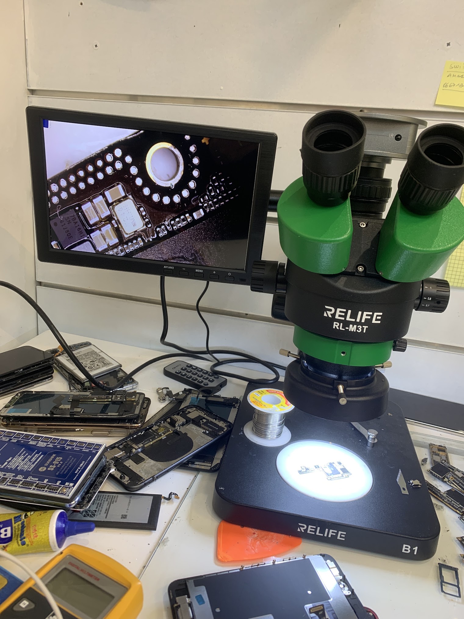 Microscope et matériel de diagnostic électronique dans l’atelier SOS PHONE