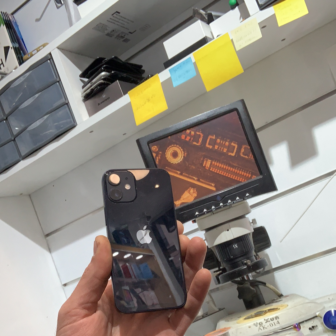iPhone devant le microscope et son écran de contrôle dans l’atelier SOS PHONE