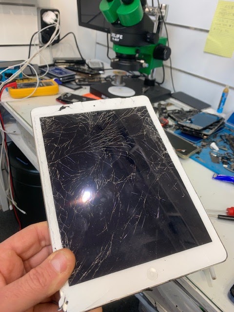 Tablette avec vitre fissurée dans l’atelier SOS PHONE