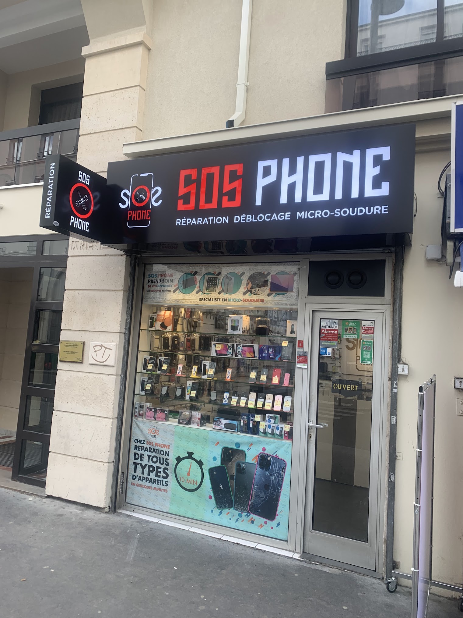 Devanture de SOS PHONE et entrée de la boutique rue d’Avron